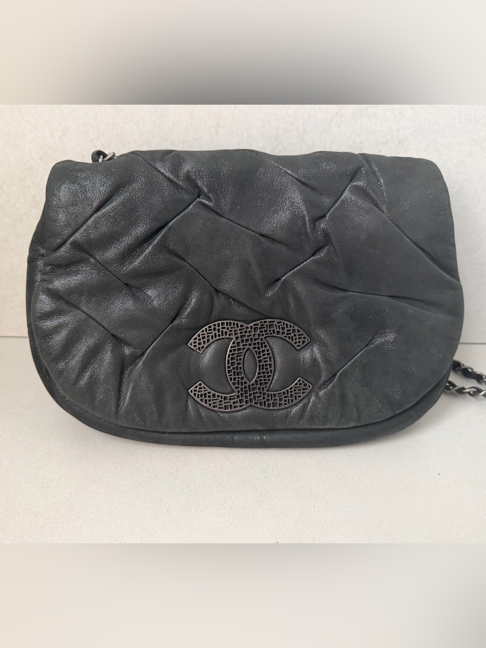 CHANEL Glint metallic Black Quilted Lambskin Shoulder Bag with CC Emblem